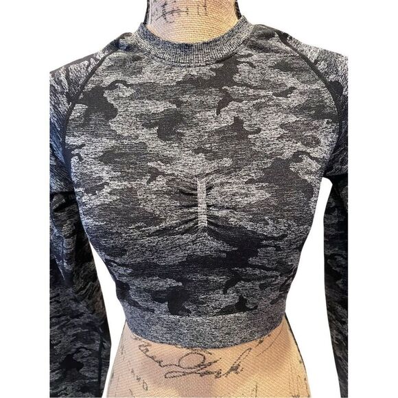 Gymshark Women's Camo Seamless Long Sleeve Crop Top Black Size L - Picture 2 of 6